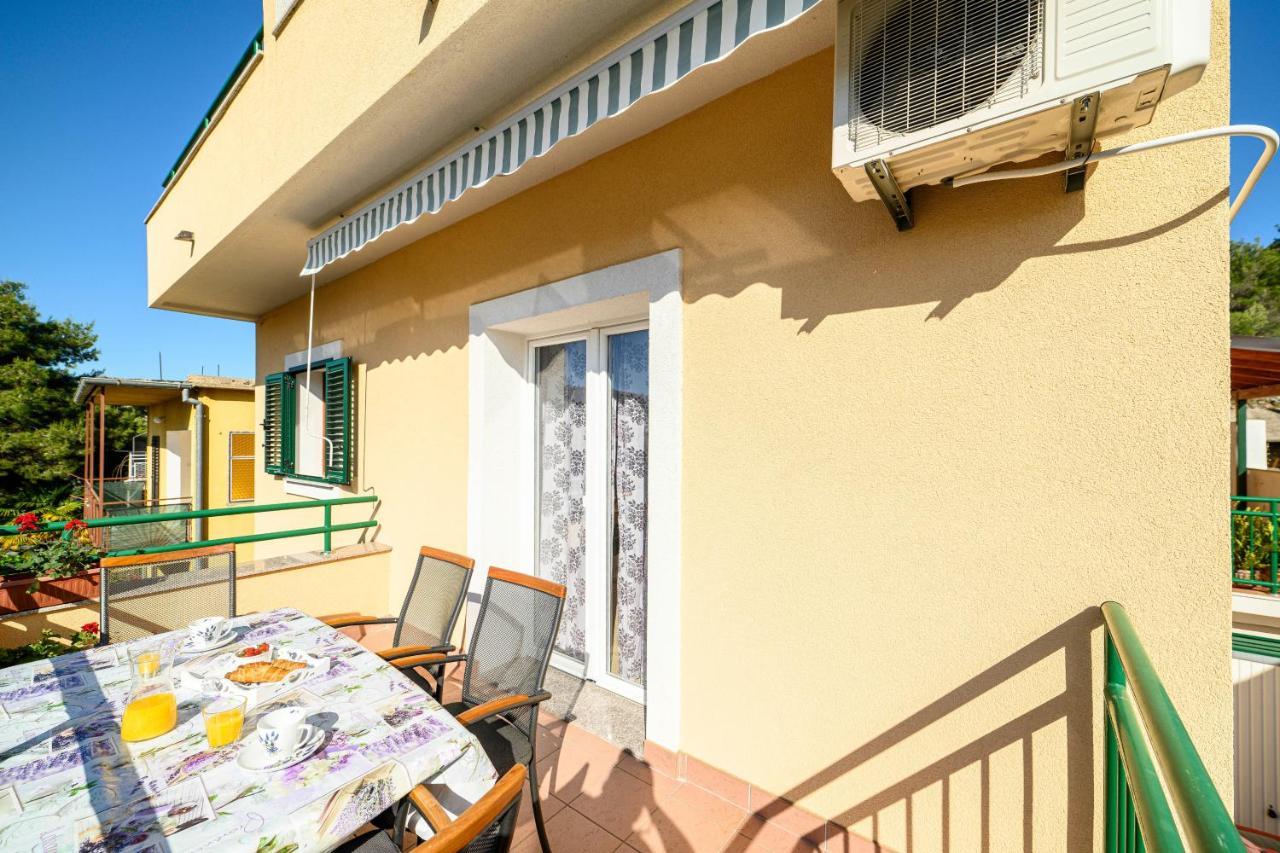 Apartments Vala Zaboric - With Boat Mooring Экстерьер фото