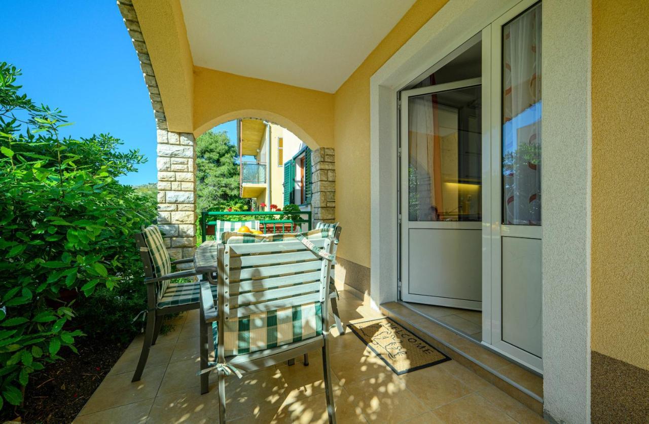 Apartments Vala Zaboric - With Boat Mooring Экстерьер фото