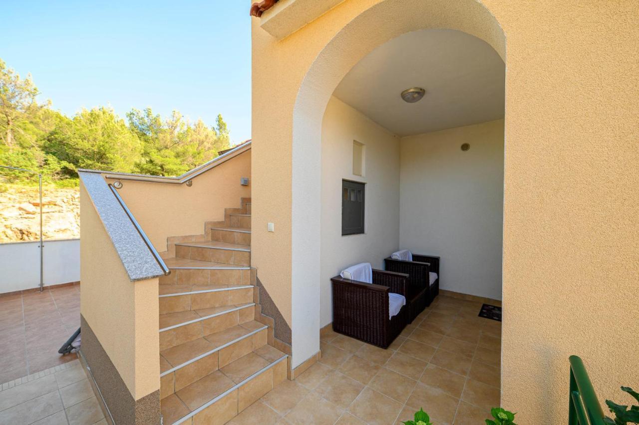 Apartments Vala Zaboric - With Boat Mooring Экстерьер фото