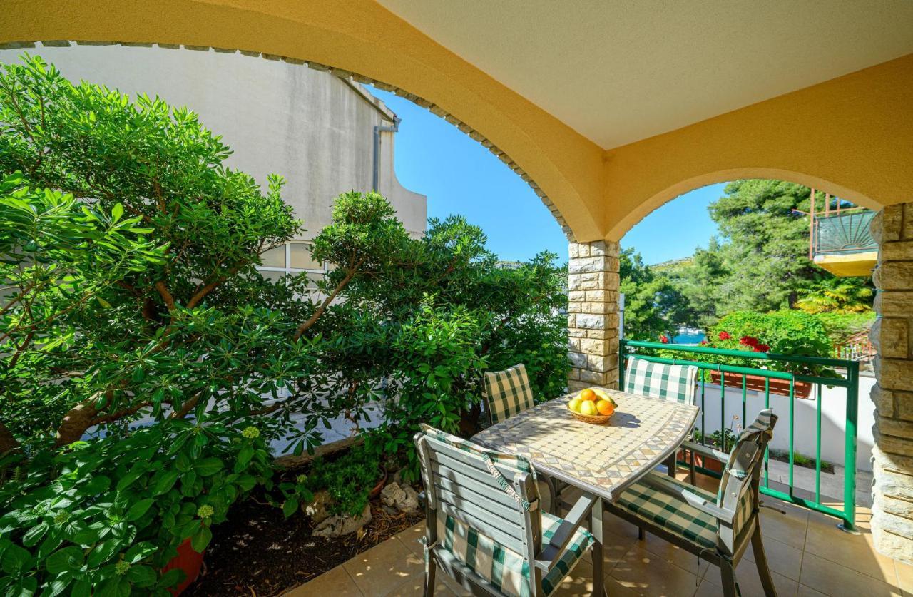 Apartments Vala Zaboric - With Boat Mooring Экстерьер фото